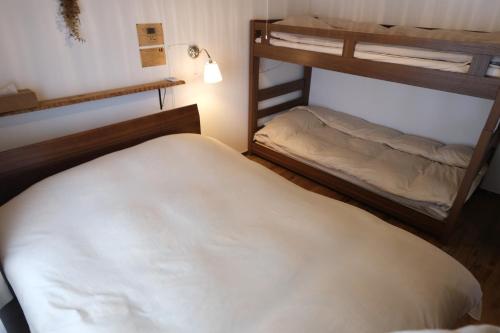 Postel nebo postele na pokoji v ubytování NORD 3 山里の一軒家 空港約1時間 - Manji Village - 自然豊かな家 75m2