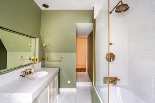 une salle de bain avec une baignoire, un lavabo et une douche dans l'établissement Palais D’Or, à Loches