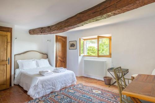 une chambre avec un lit, une table et une fenêtre dans l'établissement Maison Sebastien, à Saint-Michel-lʼObservatoire