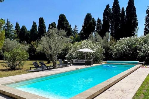 - une piscine dans une cour arborée dans l'établissement Le Mas En Rose, à Barbentane