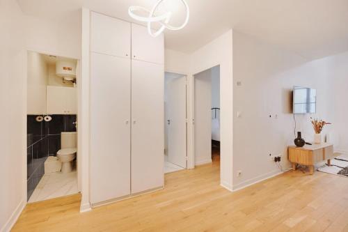 une pièce avec des murs blancs et un grand placard blanc dans l'établissement La Suite de Chatelet, à Paris