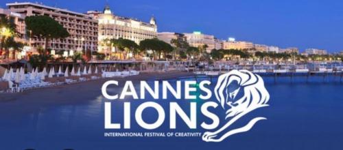 un panneau indiquant des jeux de lions sur une plage dans l'établissement Cannes La Croisette, à Cannes