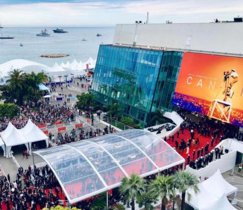 une foule de personnes lors d'un événement devant un bâtiment dans l'établissement Cannes La Croisette, à Cannes
