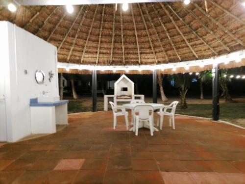 Φωτογραφία από το άλμπουμ του La Prieta Bungalo 2, beachfront, Tukali σε La Laja