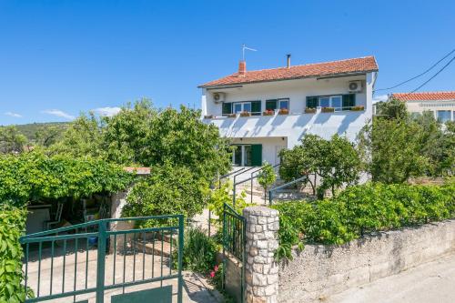 Apartments with parking space Vinisce, Trogir - 23986