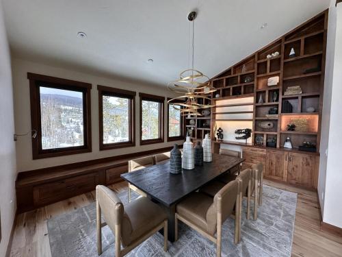 Un comedor con mesa y sillas de madera. en Serenity at Sherwood - Mid Term Rental, en Breckenridge