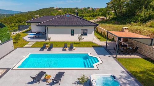 Villa Lauret with Hot-Tub, Sauna, Heated Pool, 3 En Suite Bedrooms