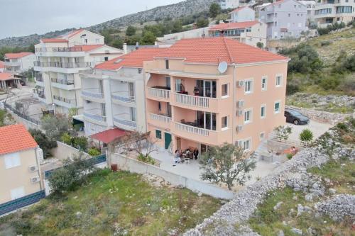 Apartments with parking spaces Seget Donji, Trogir - 12481