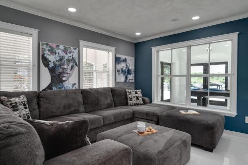 Χώρος καθιστικού στο Luxury Waterfront Villa Heated Pool & Gameroom