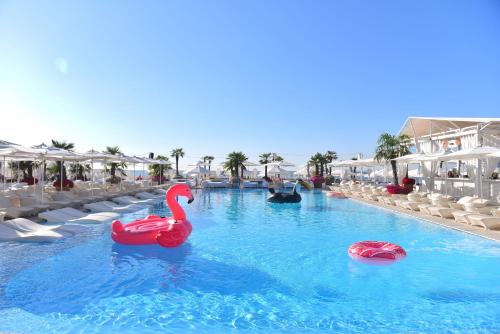 two swans in a swimming pool at a resort at АРКАДИЯ ОДЕССА Новые апартаменты ЖК Родос Black Sea in Odesa