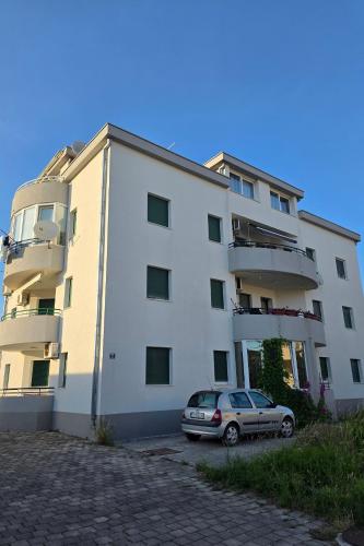 Apartments with parking spaces Kastel Novi, Kastela - 24645