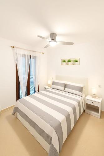 Ένα ή περισσότερα κρεβάτια σε δωμάτιο στο Cozy Beach Flat-4min to Sea
