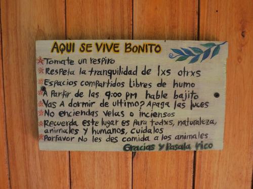 a sign on a wooden wall with a sign on it at Hostal El Silencio Vivo in San Rafael