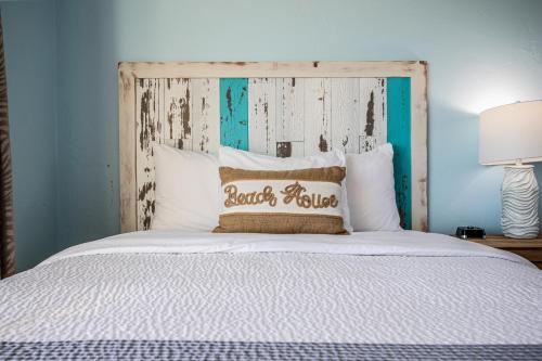 Ένα ή περισσότερα κρεβάτια σε δωμάτιο στο Beachfront Inn