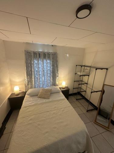 Ένα ή περισσότερα κρεβάτια σε δωμάτιο στο Lewis's Apartamentos #32
