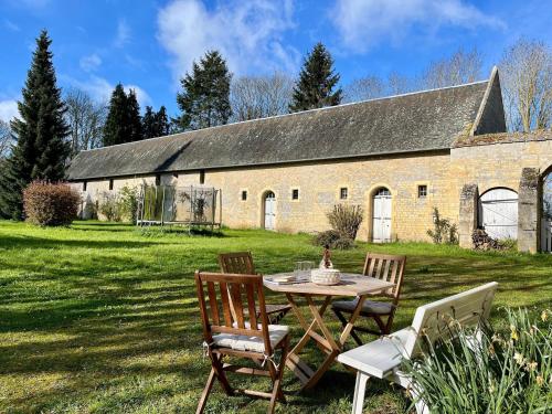 Photo de la galerie de l'établissement Cottage in Audrieu near Bayeux and Beaches, cleaning included, à Audrieu
