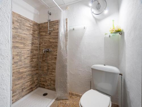 une salle de bain avec des toilettes blanches et une douche dans l'établissement Holiday Home in Laroque with Private Pool, cleaning included, à Laroque