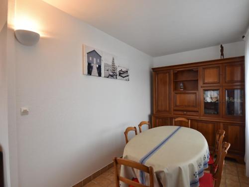 une chambre avec une table et une photo sur le mur dans l'établissement Holiday Home Saint-Germain Beachfront, cleaning included, à Saint-Germain-sur-Ay