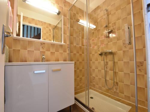 une salle de bain avec douche et lavabo dans l'établissement Holiday Home Saint-Germain Beachfront, cleaning included, à Saint-Germain-sur-Ay