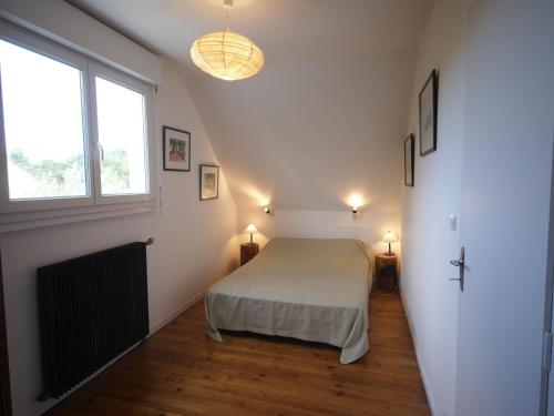 une chambre avec un lit et une fenêtre dans l'établissement Holiday Home Saint-Germain Beachfront, cleaning included, à Saint-Germain-sur-Ay