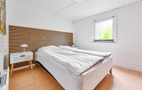 a white bedroom with a bed and a window at 3 Bedroom Stunning Home In Fårvang in Brårup