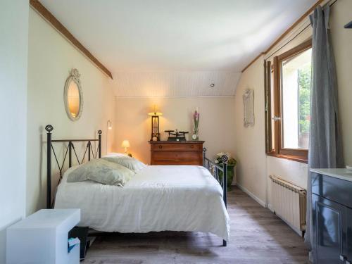 une chambre avec un lit et une fenêtre dans l'établissement Holiday Home in Laroque with Private Pool, cleaning included, à Laroque