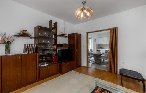 sala de estar con centro de entretenimiento y TV en 2 Bedroom Gorgeous Apartment In Tribalj, en Tribalj