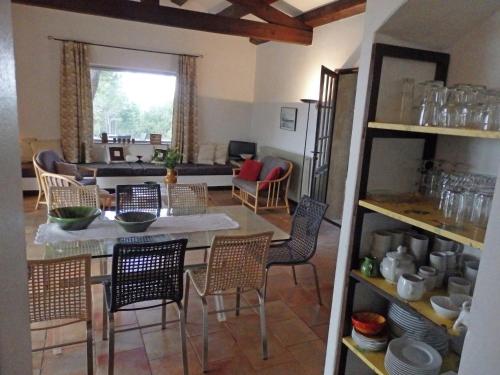 Photo de la galerie de l'établissement Villa in Saint-Siffret with Private Pool, cleaning included, à Saint-Siffret