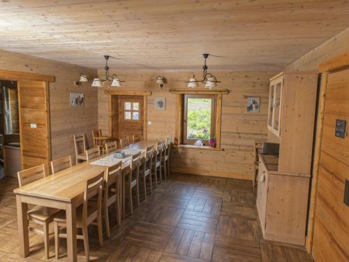 une salle à manger avec une longue table et des chaises dans l'établissement Mansion in Albertville near Ski Slopes, cleaning included, à Mercury