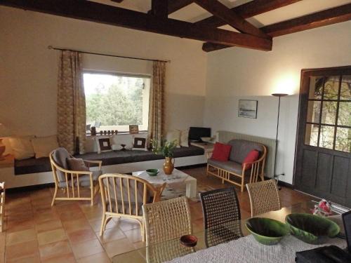 Photo de la galerie de l'établissement Villa in Saint-Siffret with Private Pool, cleaning included, à Saint-Siffret