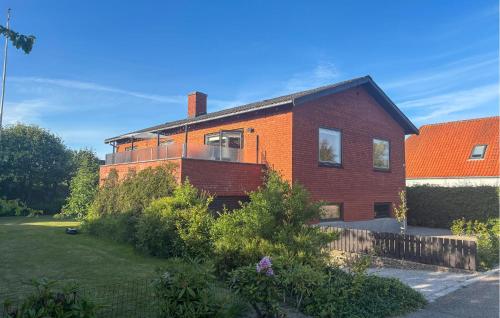 una casa in mattoni rossi con tetto arancione di 3 Bedroom Lovely Home In Strandby a Strandby