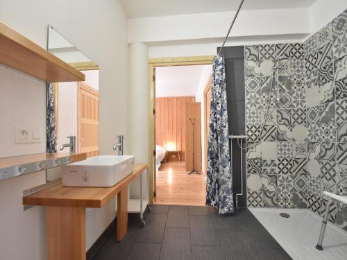 une salle de bain avec un lavabo et une douche dans l'établissement Mansion in Cuzy with Pool and Scenic Views, cleaning included, à Cuzy