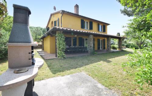 una casa amarilla con una estufa delante en Stunning Home In Lucignano, en Lucignano