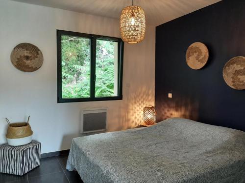une chambre avec un lit et une fenêtre dans l'établissement Villa in Languedoc with Private Pool, cleaning included, à Sainte-Vallière