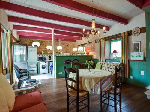 une cuisine et une salle à manger avec une table et des chaises dans l'établissement Vacation Home in Querrien near Roches du Diable, cleaning included, à Querrien