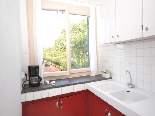 une cuisine avec un évier et une fenêtre dans l'établissement Apartment in Mèze near Vineyards & Pool, cleaning included, à Mèze