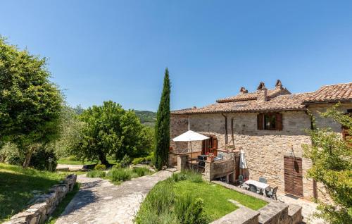 an external view of a stone house at Lorenzo in Acqualoreto