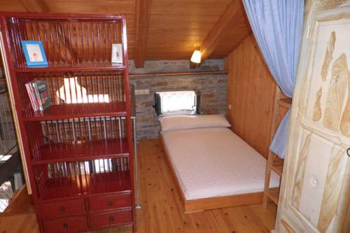 a small room with a bed in a house at villapetramarina in Tsakaíoi