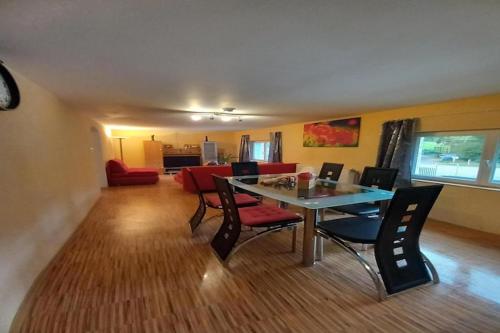 - un salon avec une table à manger et des chaises dans l'établissement Holiday Home Lorraine near Saint Quirin Lakes, cleaning included, à Saint-Quirin