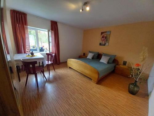 une chambre avec un lit, une table et un bureau dans l'établissement Holiday Home Lorraine near Saint Quirin Lakes, cleaning included, à Saint-Quirin