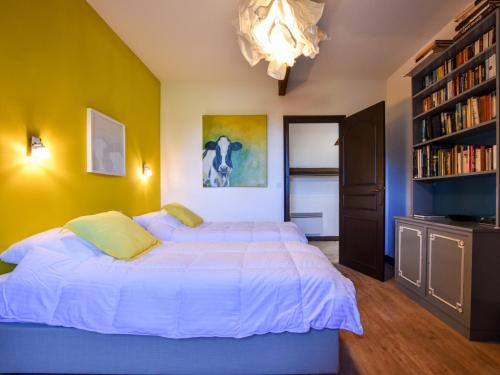 une chambre avec un lit et une étagère dans l'établissement Holiday Home in Dordogne with Private Pool, cleaning included, à Saint-Laurent-la-Vallée