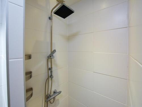 une douche dans une salle de bain avec une porte vitrée dans l'établissement Holiday Home in Dordogne with Private Pool, cleaning included, à Saint-Laurent-la-Vallée