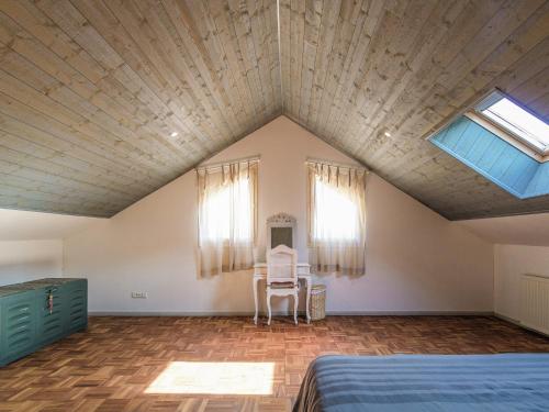 une chambre avec un lit et deux fenêtres dans l'établissement Villa in Sérilhac with Private Pool, cleaning included, à Sérilhac