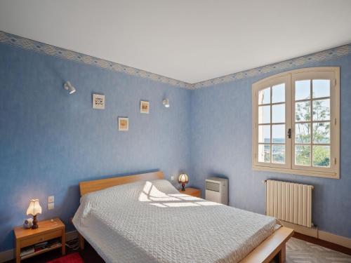 une chambre bleue avec un lit et une fenêtre dans l'établissement Villa in Velines with Garden and Wine Tours, cleaning included, à Vélines