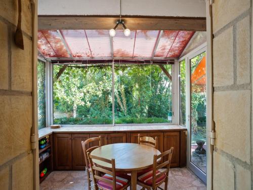 une salle à manger avec une table et des chaises devant une fenêtre dans l'établissement Villa in Velines with Garden and Wine Tours, cleaning included, à Vélines