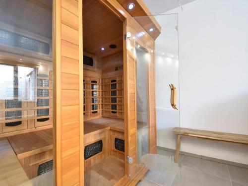 - un dressing avec des boiseries dans l'établissement Holiday Home Channay with Pool & Sauna, cleaning included, à Villiers-les-Moines