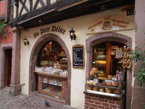 une boulangerie à deux arches et une boulangerie à pain dans l'établissement Apartment in Riquewihr near Vineyards, cleaning included, à Riquewihr