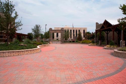 une allée en briques devant un bâtiment dans l'établissement JR's Chophouse B&B, à Jacksboro
