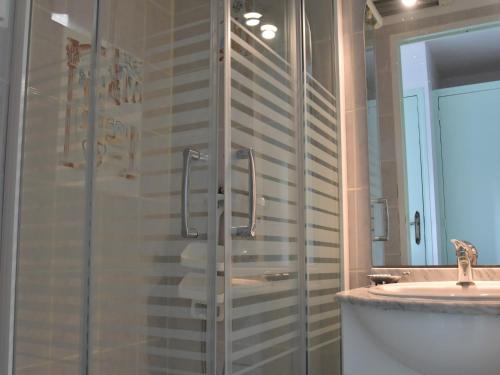 une salle de bain avec douche et lavabo dans l'établissement Holiday Home in Vignol with Heated Pool, cleaning included, à Vignol