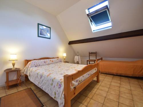 une chambre avec un lit et une fenêtre dans l'établissement Holiday Home in Vignol with Heated Pool, cleaning included, à Vignol